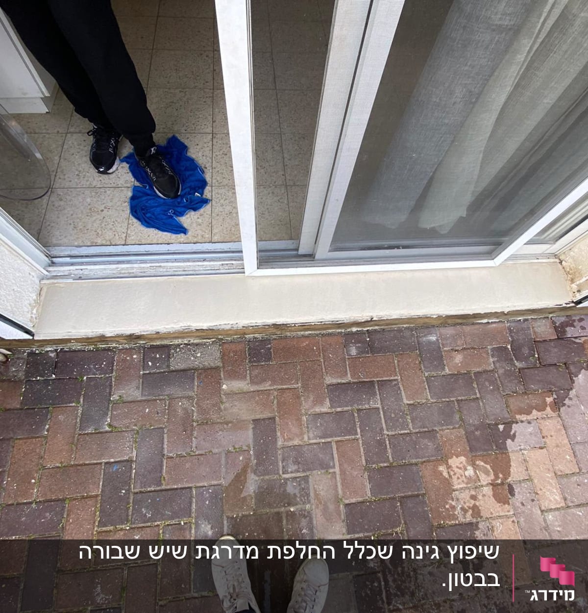 אדם עומד ליד דלת הזזה עם רצפת מרפסת רטובה